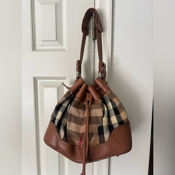 Burberry Bag. Burberry Signature Plaid. Drawstring Tote. Leather. - Picture 1 of 15